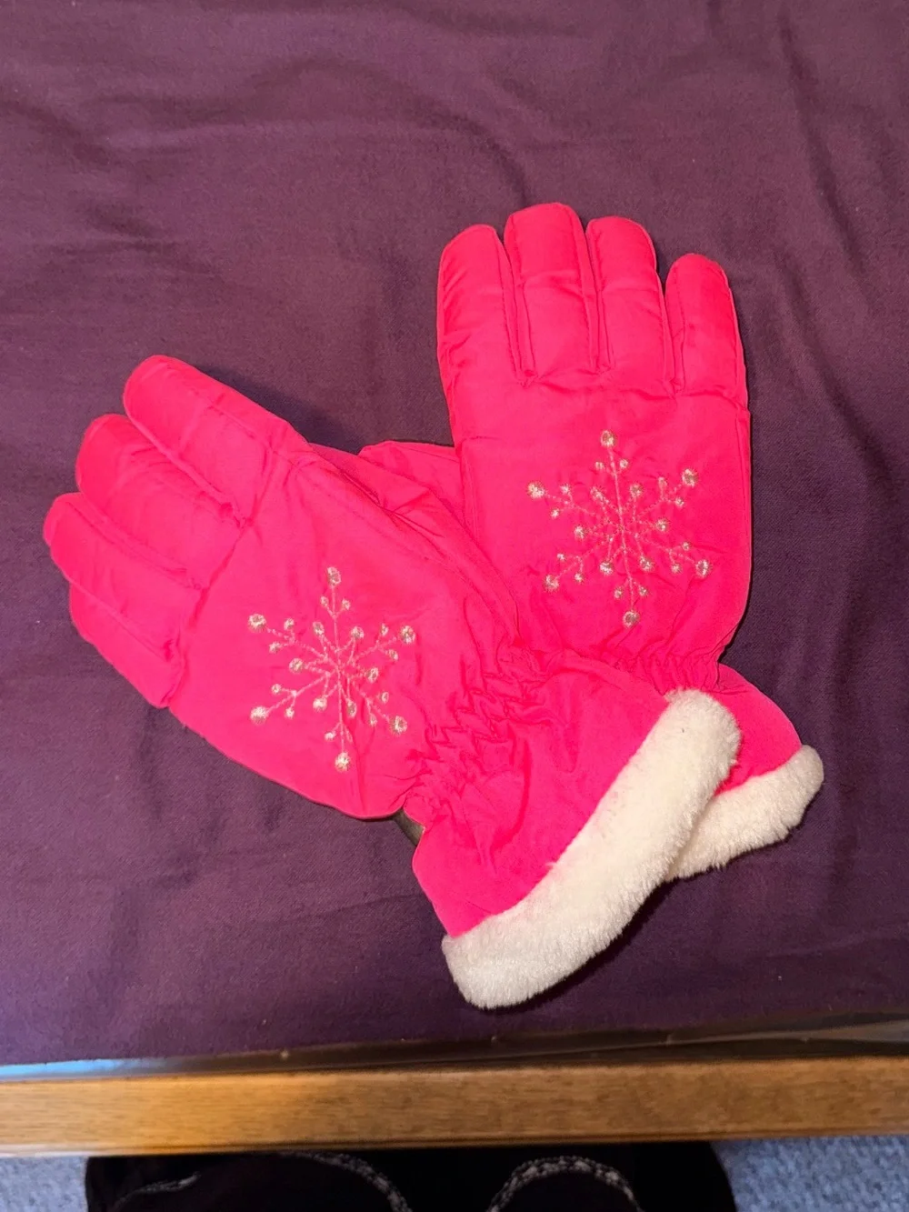 3M Thinsulate Hot Pink Mittens with Snowflake Accent